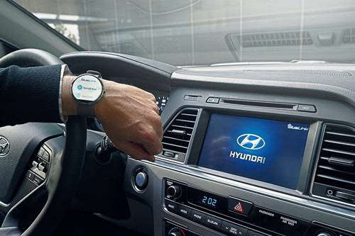 이번CES 2015에서는 진일보한 자동차용 스마트 기기들이 다양하게 전시돼 관심을 모으고 있다. 현대차는 스마트워치로 차량을 제어할 수 있는 신기술을 선보였다.  현대자동차 제공